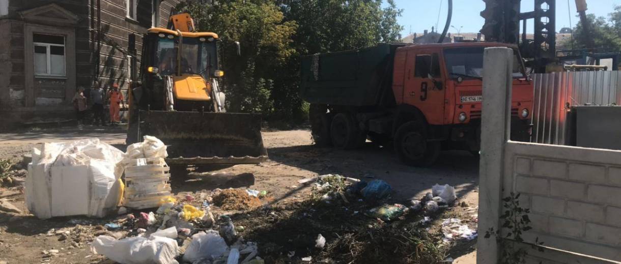 В Днепре коммунальщики ликвидировали огромную стихийную свалку (ВИДЕО)