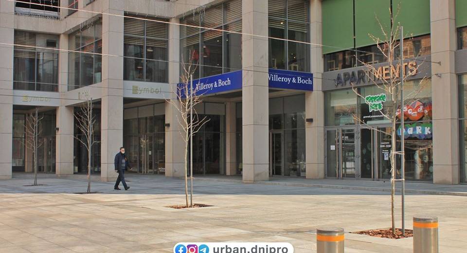 У центрі Дніпра висаджують платани (ФОТО)