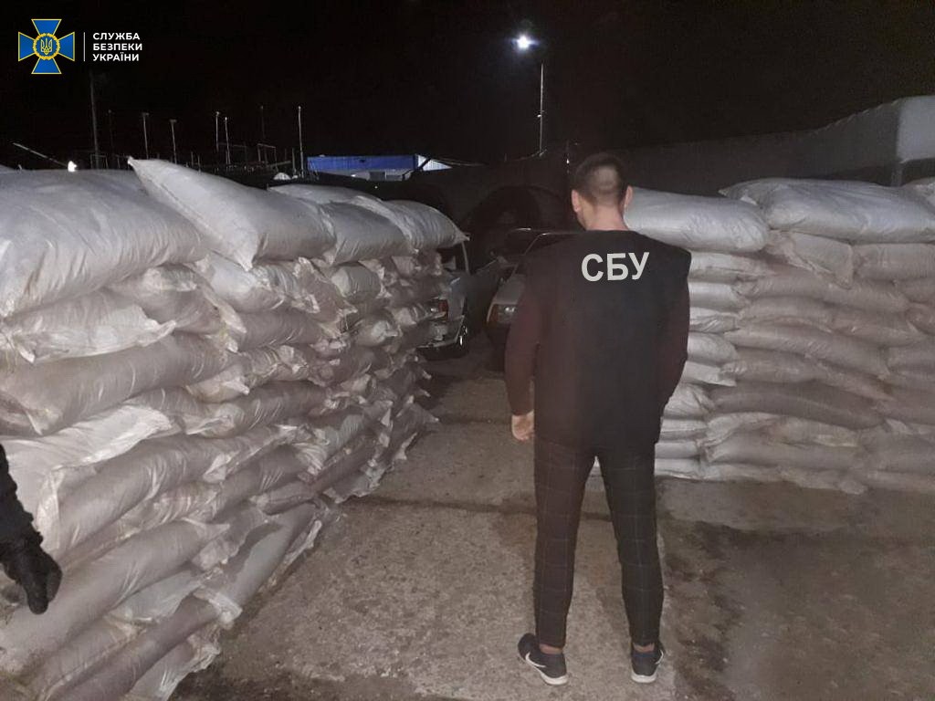 Таскали контрабанду из-за поребрика: СБУ изъяла 5 тонн товара почти на 4 миллиона (ФОТО)