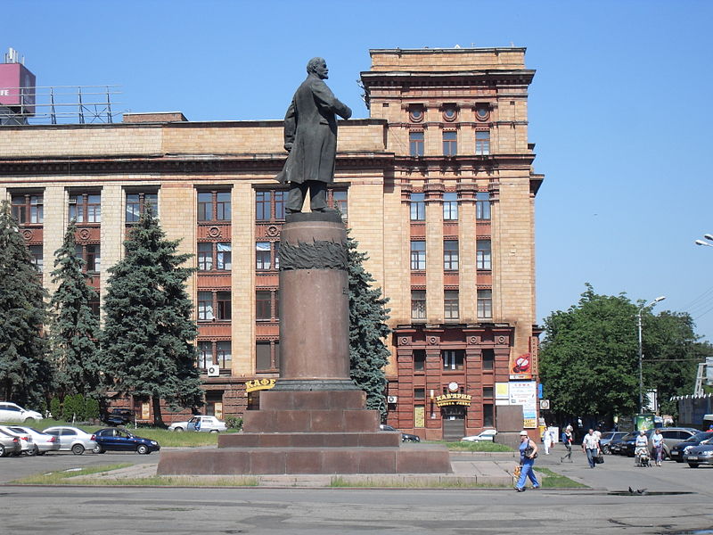 В Днепре руку Ленина превратили в писсуар (ФОТО)