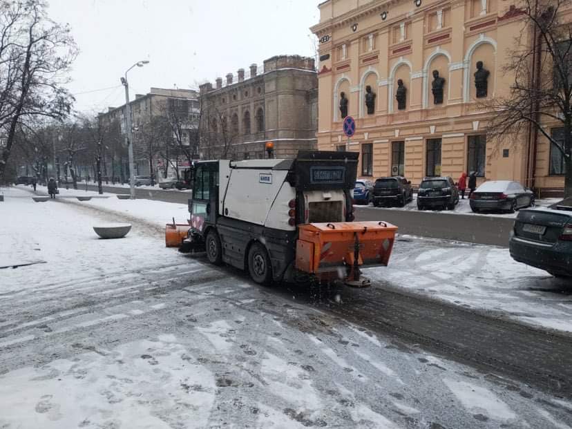 Завалы снега в марте – в Днепре ликвидируют последствия непогоды (ФОТО)