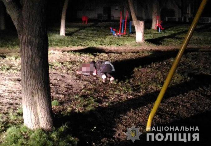 Подвійне вбивство: тіла родичів знайшли на дитячому майданчику