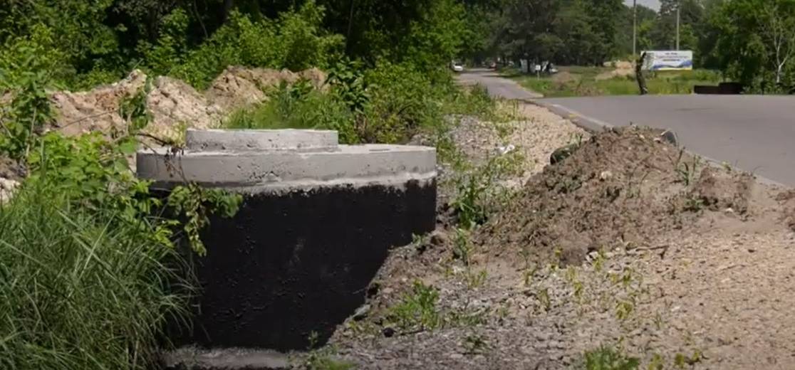 На новой дороге Днепропетровщины водители рискуют уйти под землю (ВИДЕО)