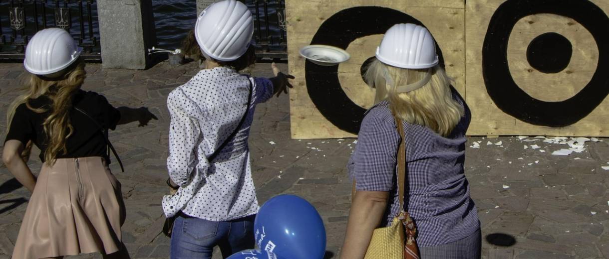 У Дніпрі на День міста розбили «на щастя» півтори тисячі тарілок (ФОТО)
