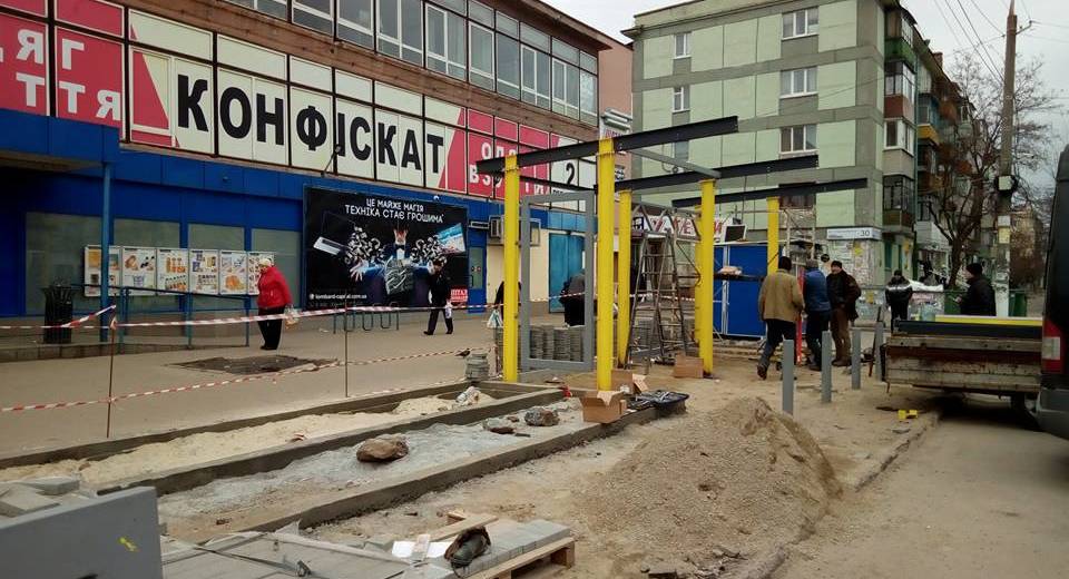 В Днепре на проспекте Калнышевского устанавливают остановку нового образца: фото