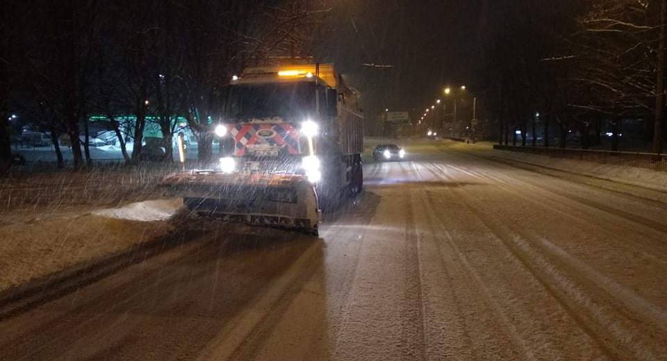 Работники коммунальных служб очищают дороги Днепра: фото