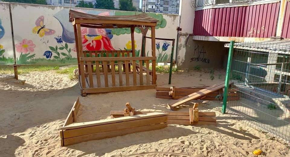 В Днепре на ж/м Левобережный-3 вандалы поломали детскую площадку