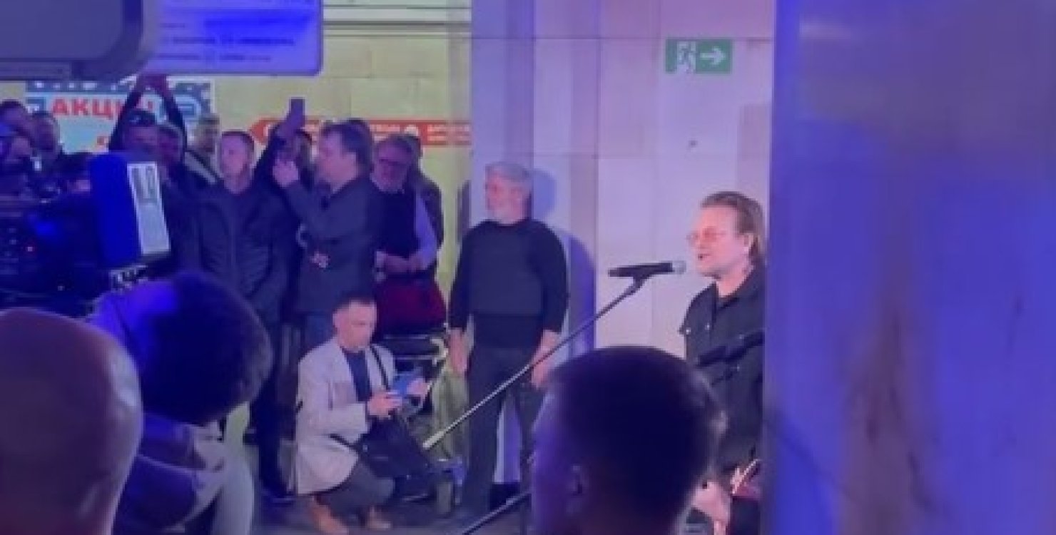 Боно и группа “U2” выступили в метро Киева: видео