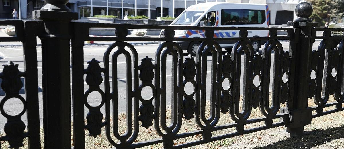 У Дніпрі на алеї проспекту Дмитра Яворницького встановлюють нову чавунну огорожу – абсолютну копію історичної (ФОТО)