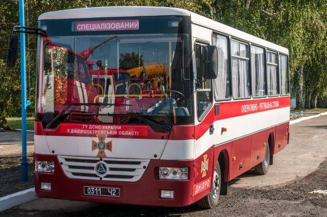 Днепровских спасателей поздравили с праздником и подарили автобус за 1,5 млн. гривен (ФОТО)