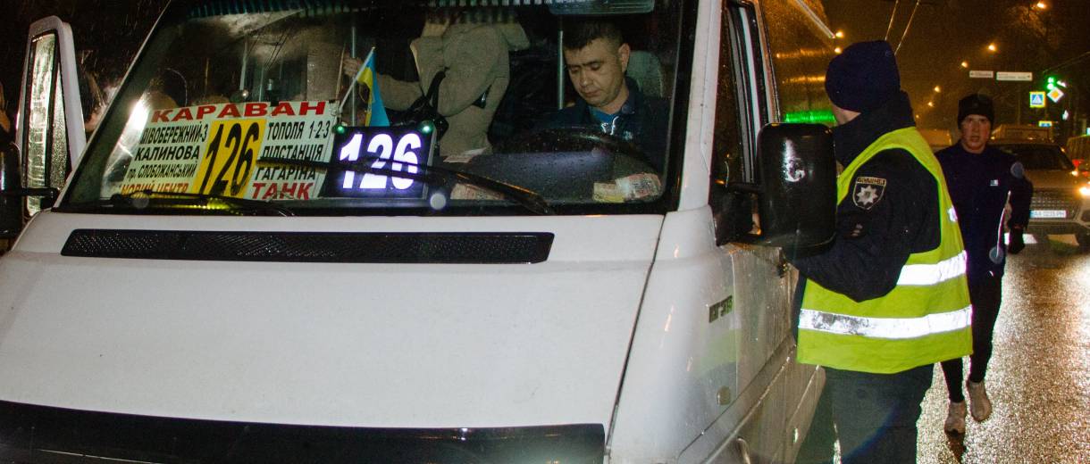 В Днепре по поручению мэра проверяют, как в маршрутках соблюдают правила перевозки пассажиров: фото