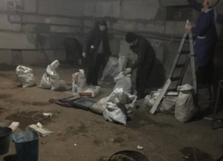 На улице Тверской жители дома провели выходные в подвале: фото