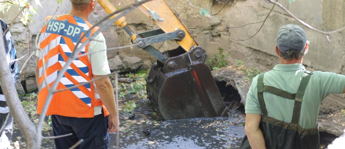 Комунальники проводять профілактику підтоплень в АНД районі, розчищаючи річку Гнилокиш від сміття