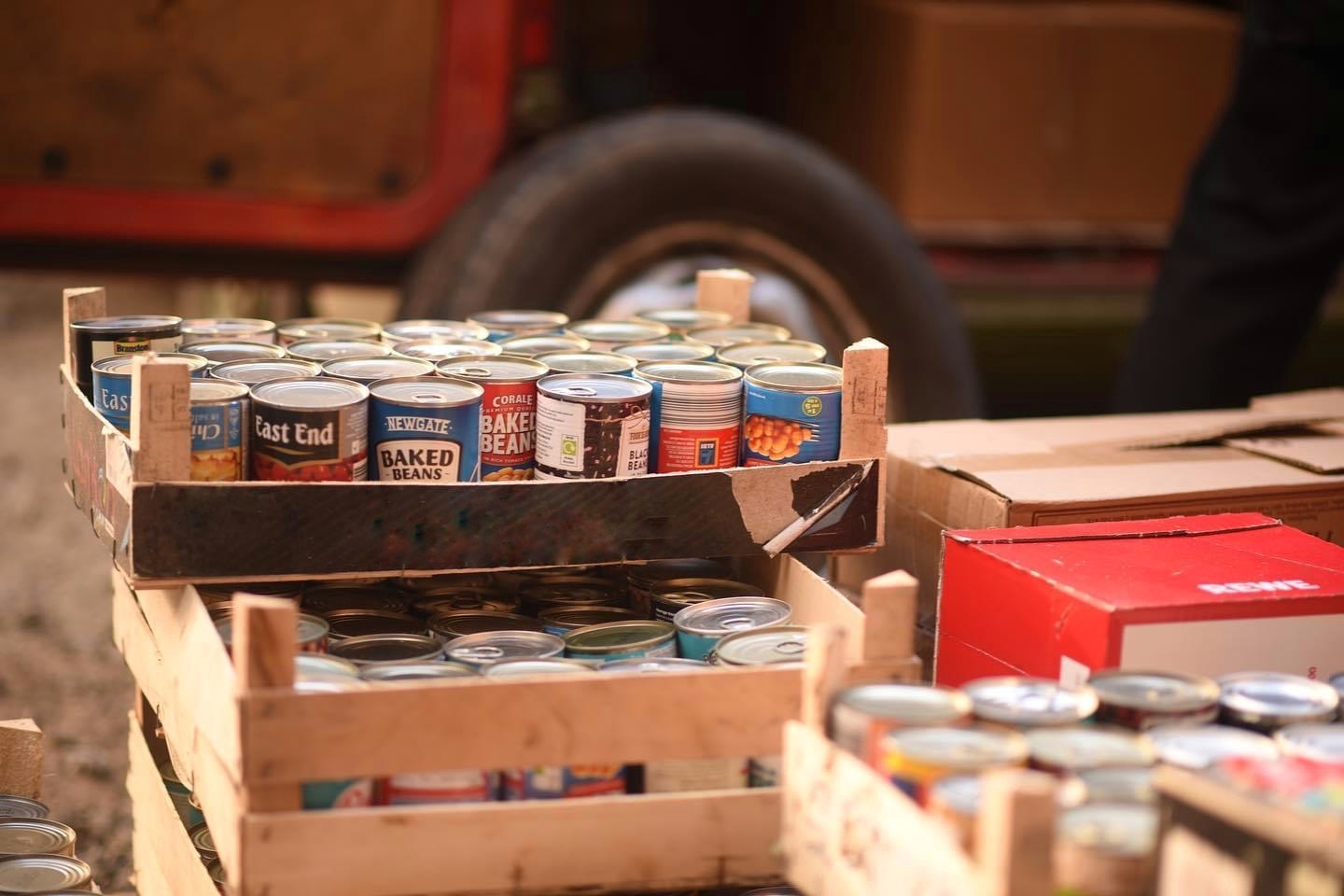Тактичні аптечки, продуктові вантажі, корми для тварин: допомога від Дніпра за останній тиждень 