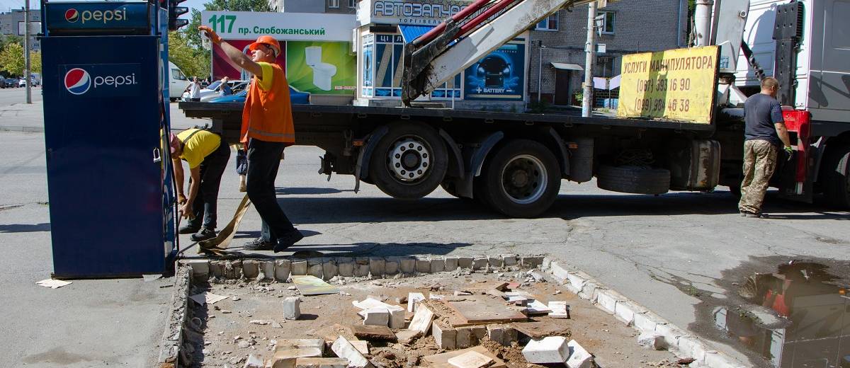 Системна боротьба з наливайками та незаконно встановленими спорудами в Дніпрі дає результат: Власники прибирають кіоски з вулиць міста самостійно