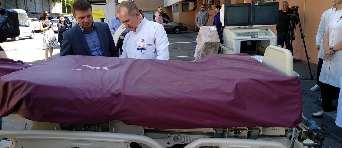 В больницу им. Мечникова приехала гуманитарная помощь из США: фото