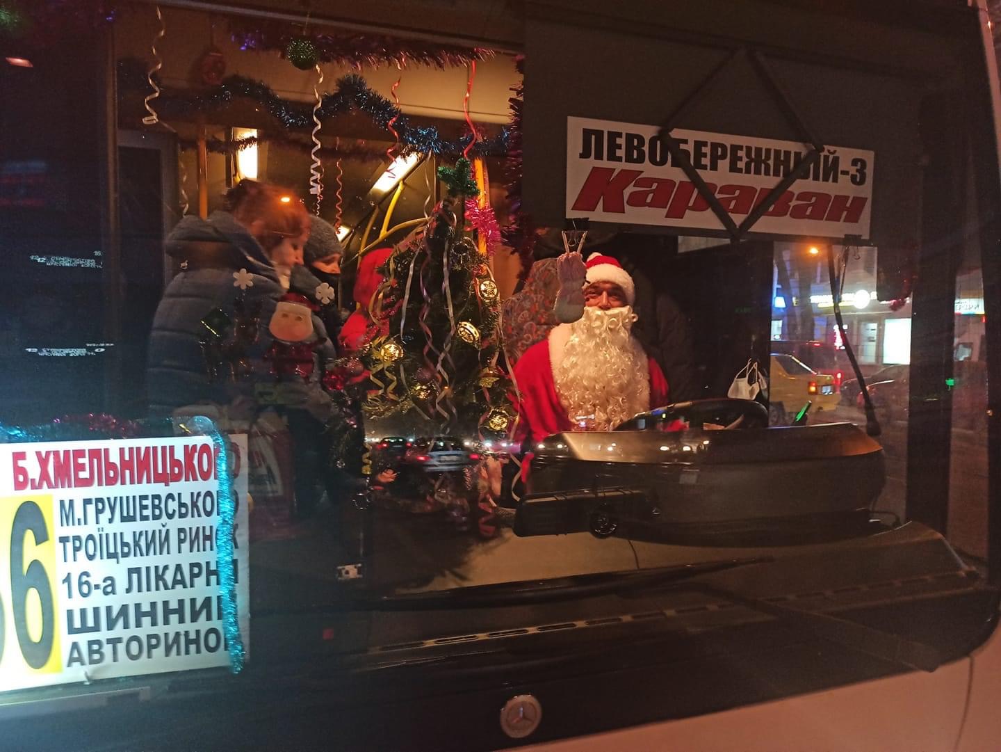 В Днепре водитель маршрутки украсил салон и удивил всех праздничным нарядом
