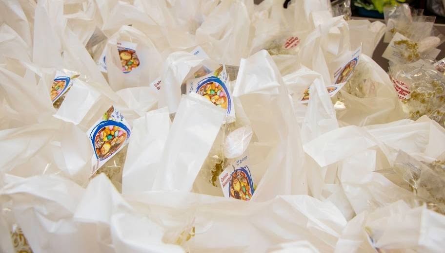 Понад три тисячі освячених пасок у Дніпрі доставили адресно слухачам Університету третього віку