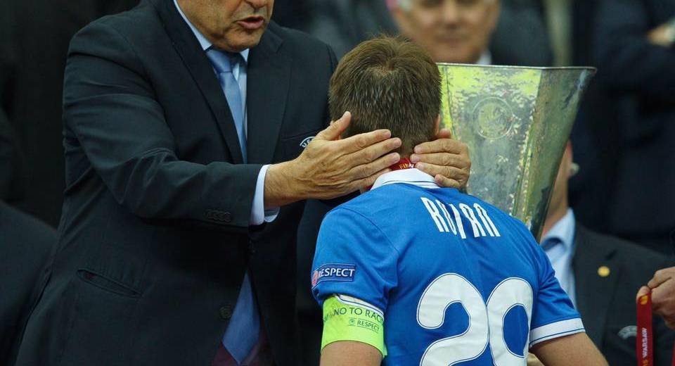 12 декабря в Днепре легендарный футболист презентует свою автобиографию: фото