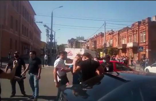 В Днепре на митинге произошла потасовка: охрана главного “Слуги народа” Зеленского побила людей (ВИДЕО)