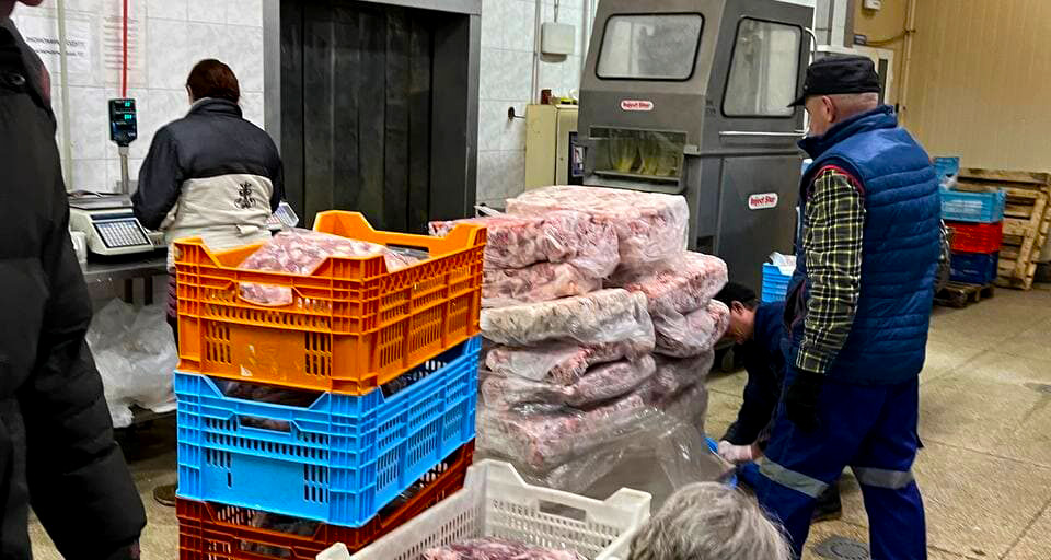 Предприятие из Днепра передает мясо для ЗСУ и продуктовые наборы незащищенным слоям населения