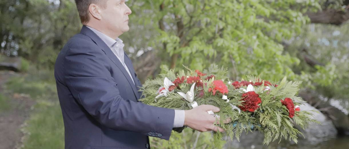 На згадку про полеглих у боях за Дніпро Борис Філатов відпустив річковими водами пам’ятний вінок (ВІДЕО)