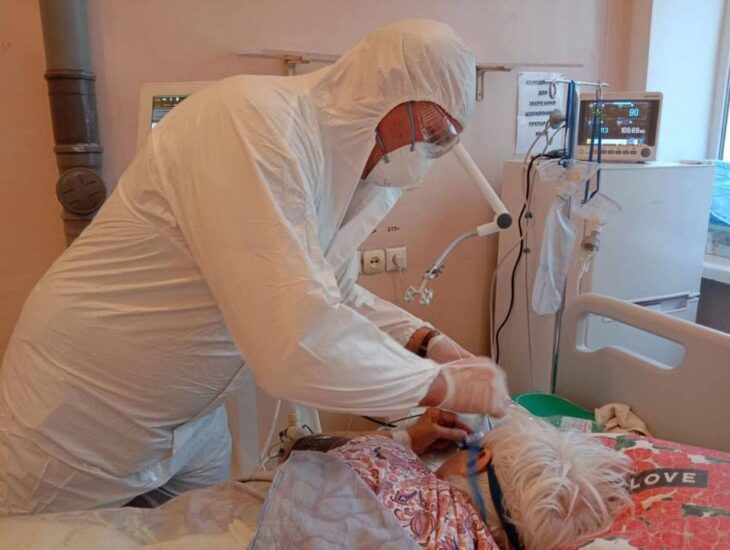 Спасают жизни каждую минуту: в больнице скорой помощи Днепра борются за больных с COVID-19