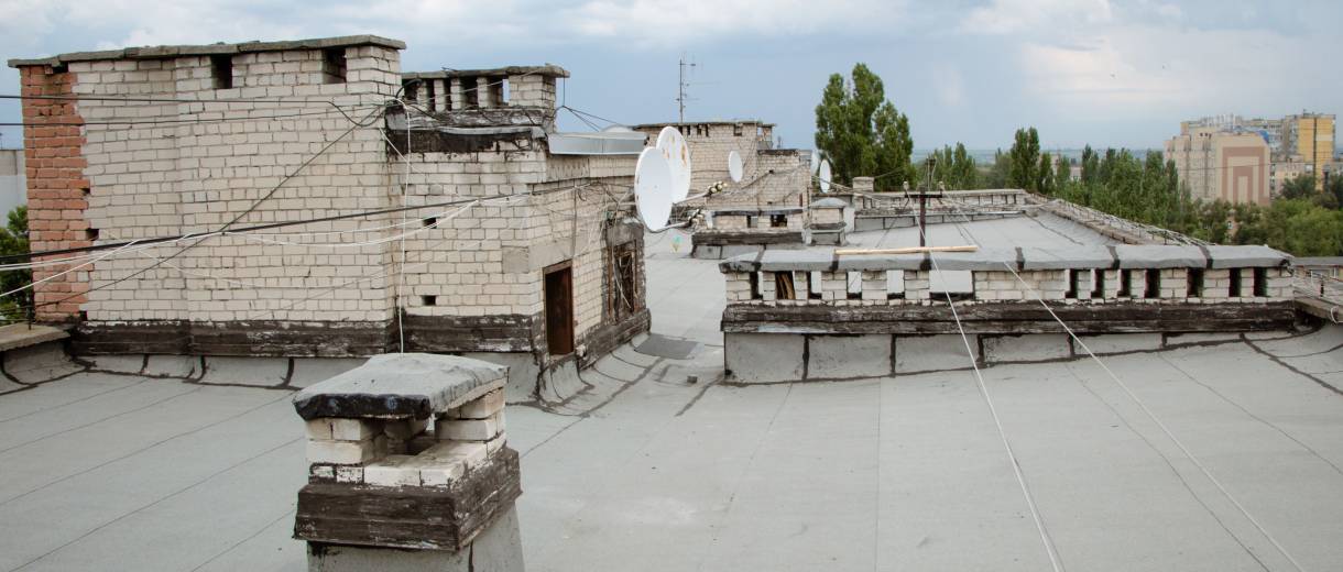 В Днепре продолжают ремонтировать лифты и кровли жилых домов