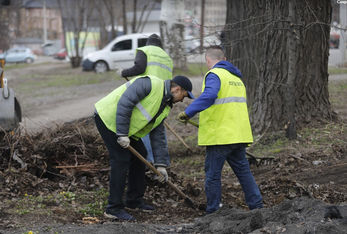Въезд в город должен быть чистым: в Днепре проводят комплексную уборку улицы Киевской