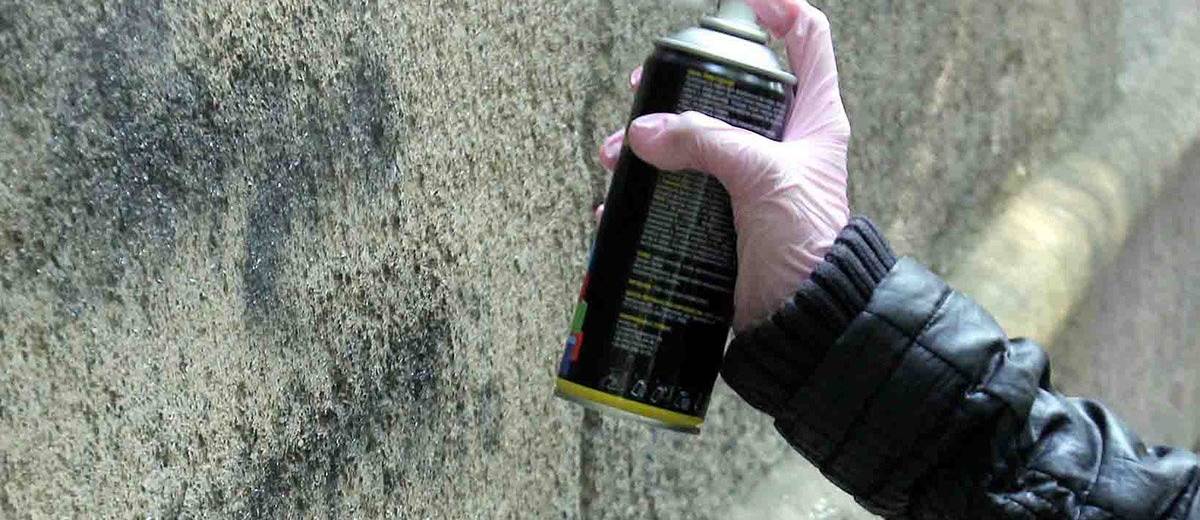 В Днепре начали бороться с надписями вандалов на набережной: фото, видео