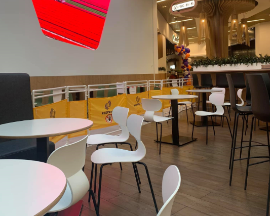 Без прививки не пускают: врач из Днепра показал пустые залы торгового центра (ФОТО)