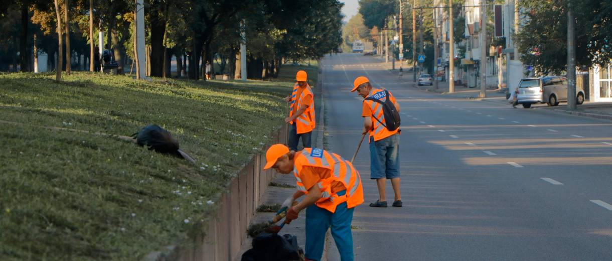 Около 300 коммунальщиков и более 30 единиц техники ежедневно убирают улицы и проспекты Днепра: фото