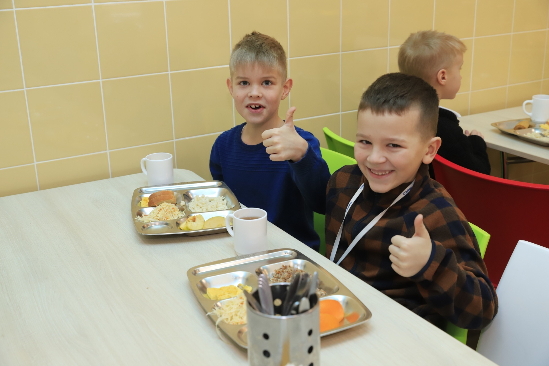 «Вкусно и можно брать что хочешь»: ученики пилотной школы по мультипрофильному меню рассказали о своих завтраках