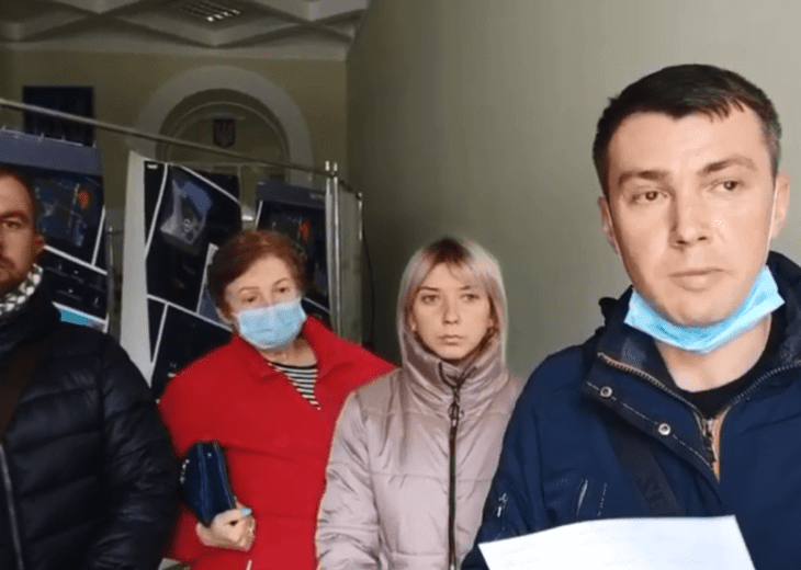 Карантин – время черных дел: от главы облсовета Олейника требуют не отбирать дом у особенных детей