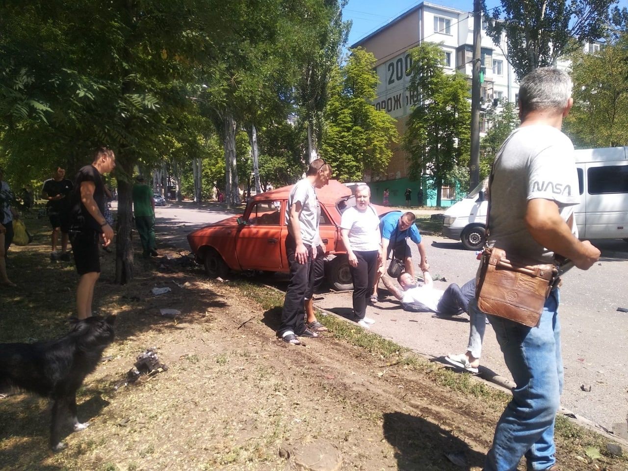 Люди та машини лежать на дорозі: у Запоріжжі сталася масштабна ДТП (фото, відео 18+)