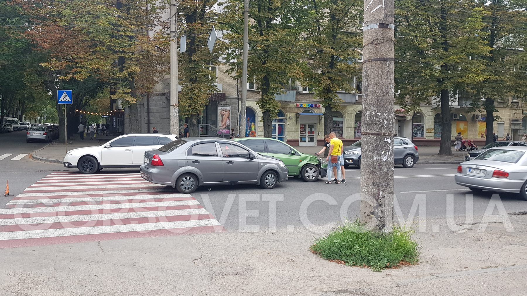 В Днепре на пересечении улиц Титова и Янгеля случилось ДТП: информации о пострадавших нет (ФОТО)