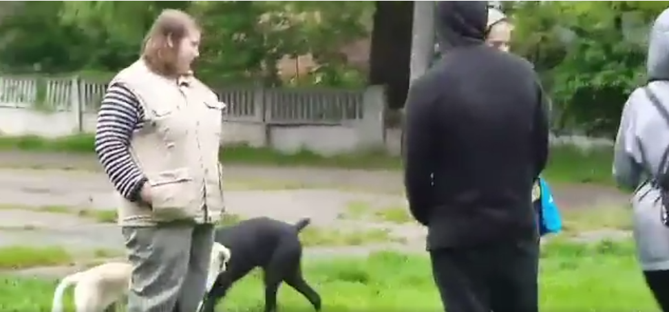 Уберите животное: в Днепре на ребенка возле школы напала собака (ВИДЕО)
