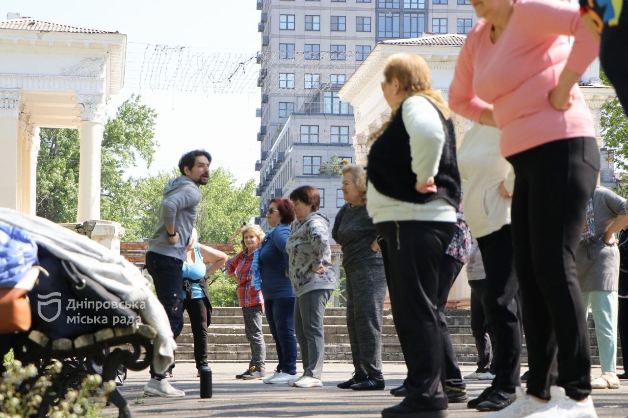 У Дніпрі для учасників УТВ оздоровчу гімнастику почали проводити на свіжому повітрі 