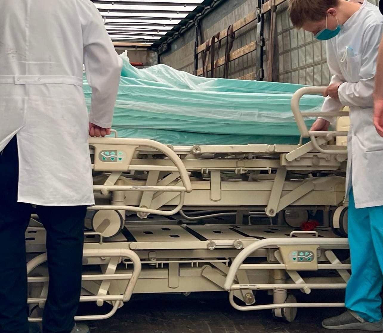 До Дніпра надійшла чергова партія сучасних багатофункціональних ліжок і матраців для міських лікарень