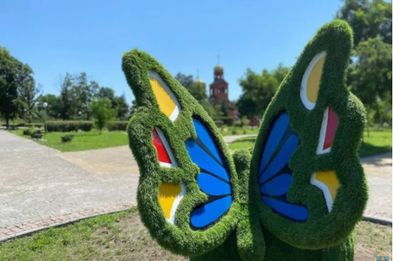 На Днепропетровщине появилась новая креативная топиарная скульптура (ФОТО)