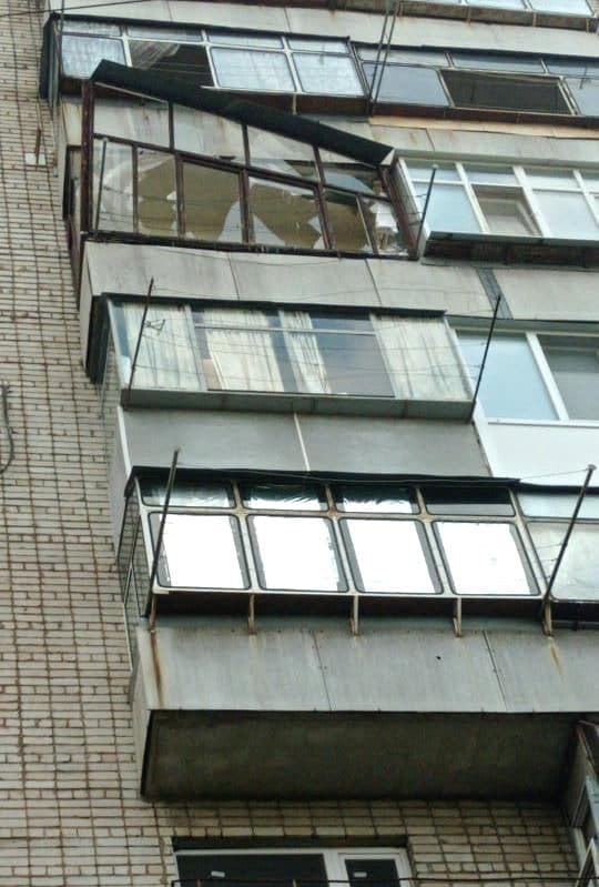 Креатив: в Днепре появился балкон с дверью на улицу (ФОТО)
