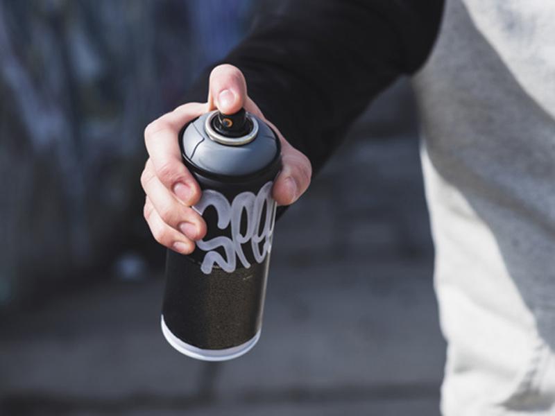 Водители в ярости: в Днепре десятки машин разрисовал непризнанный художник (ФОТО)