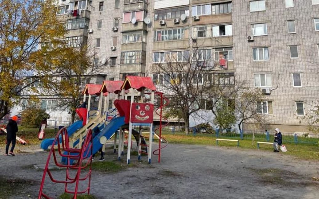 У Слобожанському невідомий стріляє по дітях та тваринах на майданчику