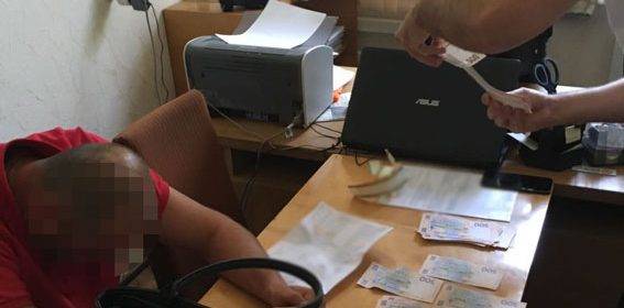 У Дніпрі посадовця комунального підприємства затримали на хабарі (Фото)