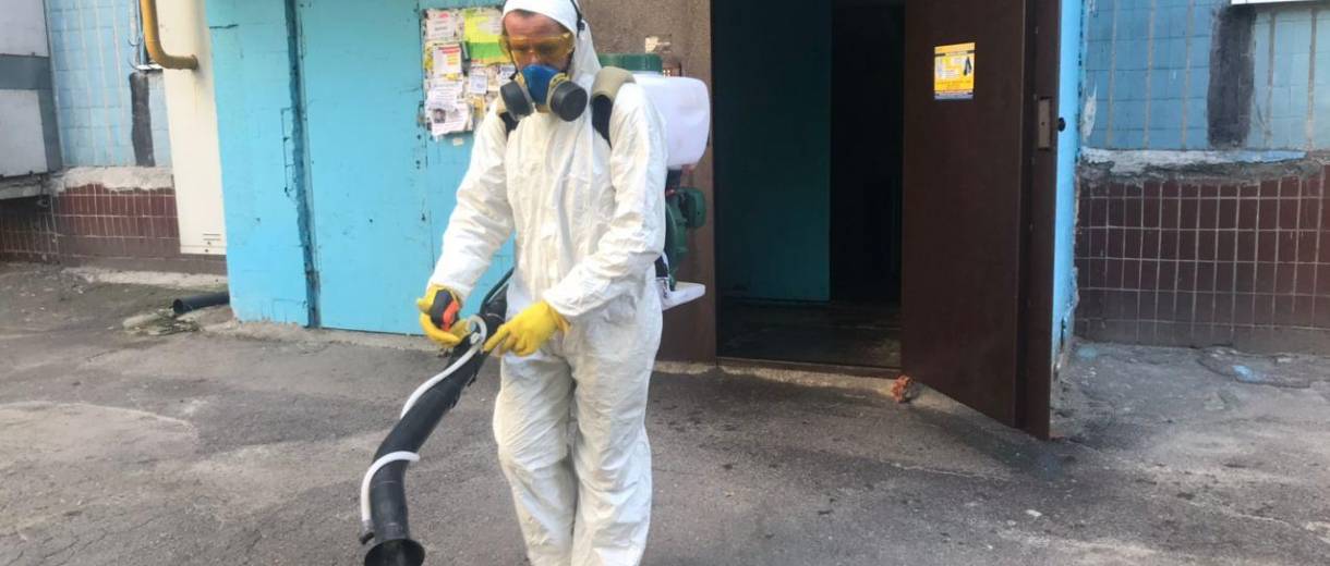 В Днепре коммунальщики обрабатывают подъезды от COVID-19 (ВИДЕО)