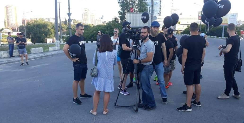 В Днепре проплаченные “активисты” из столицы призывали горожан рисковать жизнью на Центральном мосту (ФОТО)