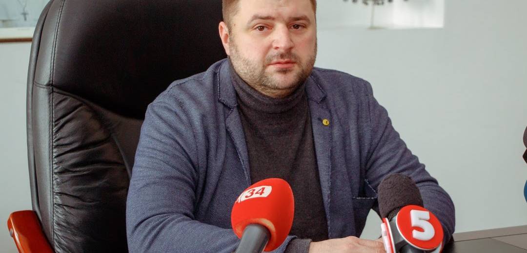 Выступление заместителя мэра сорвал его кот: видео