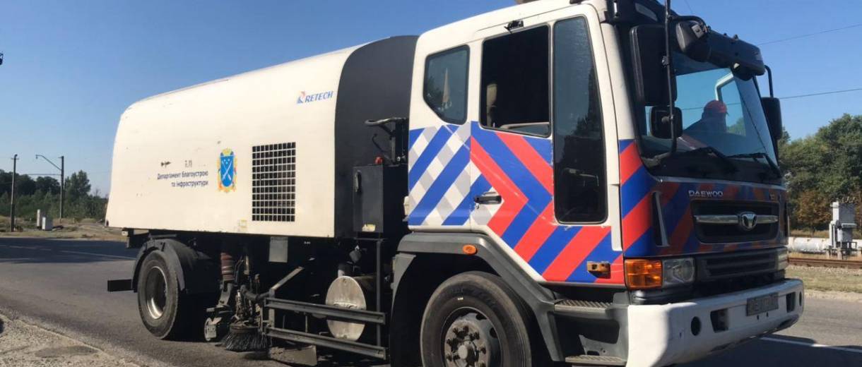 В Днепре коммунальщики круглосуточно и без выходных чистят дороги (ВИДЕО)