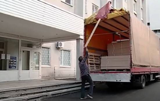 У Дніпрі до лікарні №8 меценати передали партію нових ліжок та матраців (ВІДЕО)