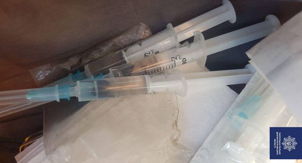 У Дніпрі затримали двох жінок, що дістали наркотики із “закладки”